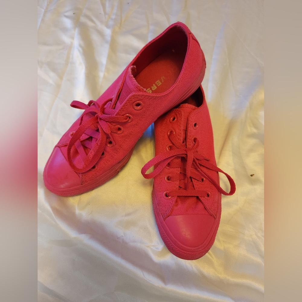 Hot pink Converse Lowtops